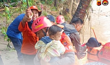 Tim SAR Brimob Polda Jabar Evakuasi  Warga Terdampak Banjir Bandang Di Sukabumi