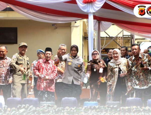 Polisi Musnahkan Ribuan Miras Berbagai Merk Dan Knalpot Tidak Sesuai Spesifikasi  Teknis