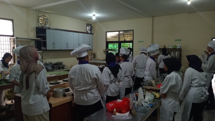 Pelestarian Kue Khas Sumatra di Kelas Praktik Pastry SMK Mahadhika 3