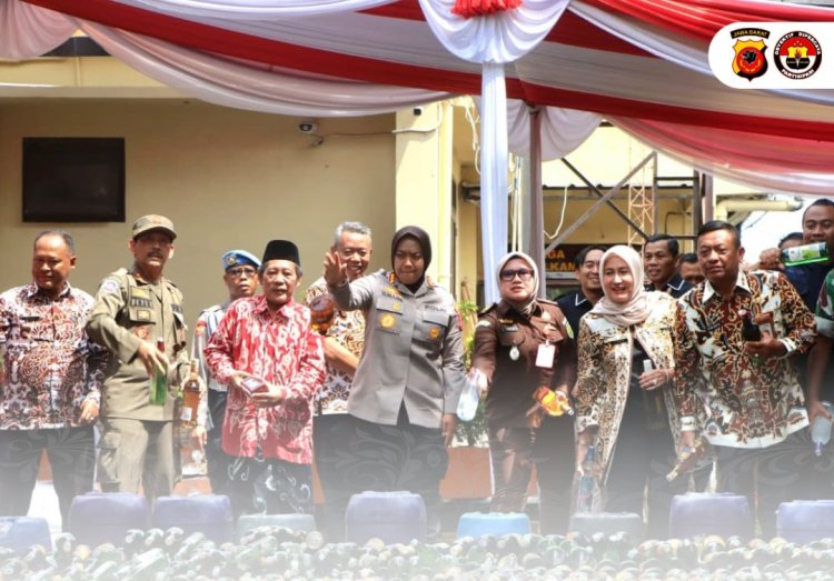 Polisi Musnahkan Ribuan Miras Berbagai Merk Dan Knalpot Tidak Sesuai Spesifikasi  Teknis