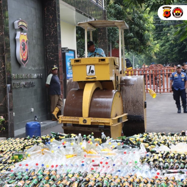 Polisi Musnahkan Ribuan Miras Berbagai Merk Dan Knalpot Tidak Sesuai Spesifikasi  Teknis