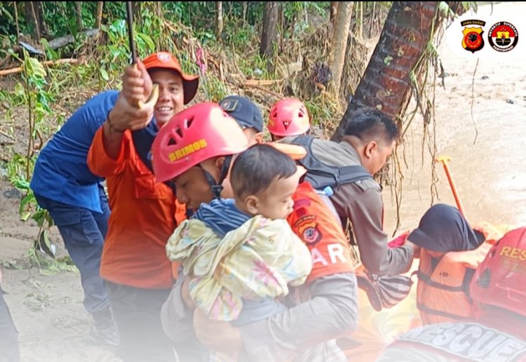Tim SAR Brimob Polda Jabar Evakuasi  Warga Terdampak Banjir Bandang Di Sukabumi
