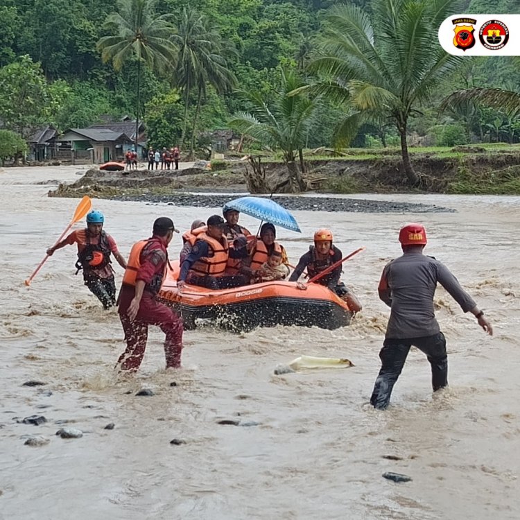 Tim SAR Brimob Polda Jabar Evakuasi  Warga Terdampak Banjir Bandang Di Sukabumi