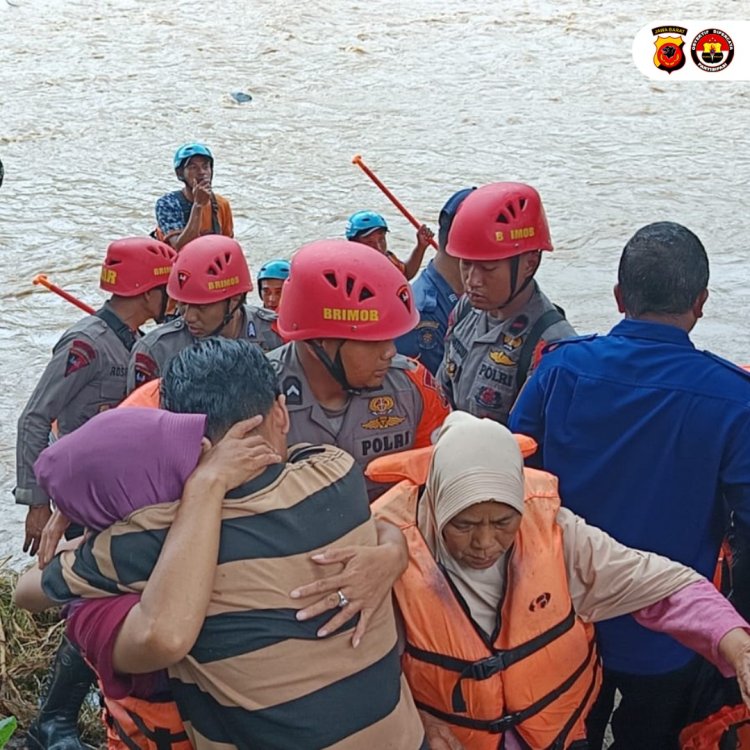 Tim SAR Brimob Polda Jabar Evakuasi  Warga Terdampak Banjir Bandang Di Sukabumi