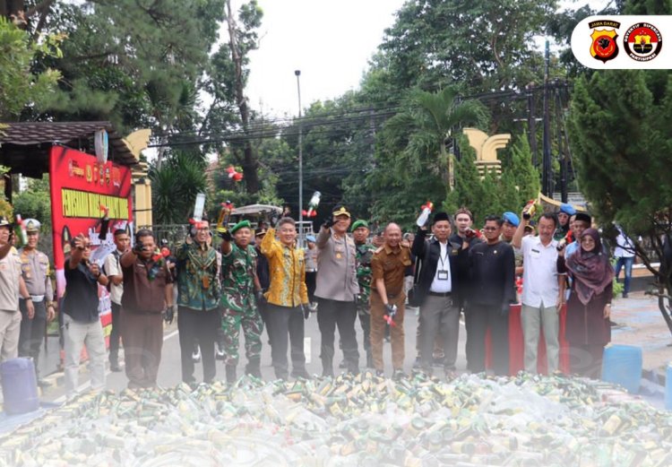 Jelang Ops Lilin Lodaya 2025, Polres Subang Musnahkan 16000 Botol Miras Dan 520 Knalpot  Tidak Standar