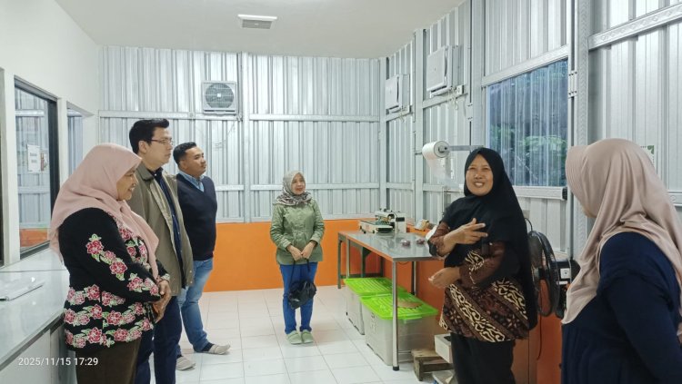 Ibu Sri menjelaskan proses produksi dan fasilitas di dalam bangsal pengolahan kepada tim Warkop Digital.