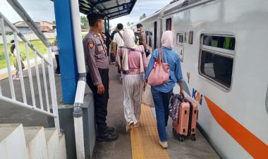 Dalam Rangka Ops Lilin Lodaya 2025, Polsek Cisaat  Intensifkan Pengamanan Stasiun Kereta Api