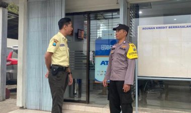 Unit Patroli Polsek Tirtoyudo Laksanakan Dialogis Dengan Security Kantor Bank BRI Tlogosari Guna Menjaga Ketertiban dan Keamanan
