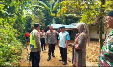 Longsor di Kecamatan Bener Rusak Empat Rumah Warga Kapolres Purworejo Salurkan Bantuan