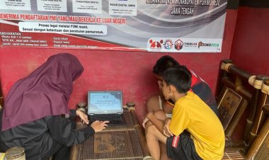 Dua Siswa SMP Tunjukkan Antusiasme Tinggi di Kelas Ms. Word WD SRI Purworejo