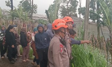 Tim SAR Brimob Polda Jabar Evakuasi Korban  Longsor Di Desa Pasirlangu , Cisarua KBB
