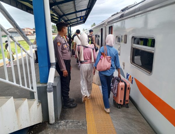 Dalam Rangka Ops Lilin Lodaya 2025, Polsek Cisaat  Intensifkan Pengamanan Stasiun Kereta Api