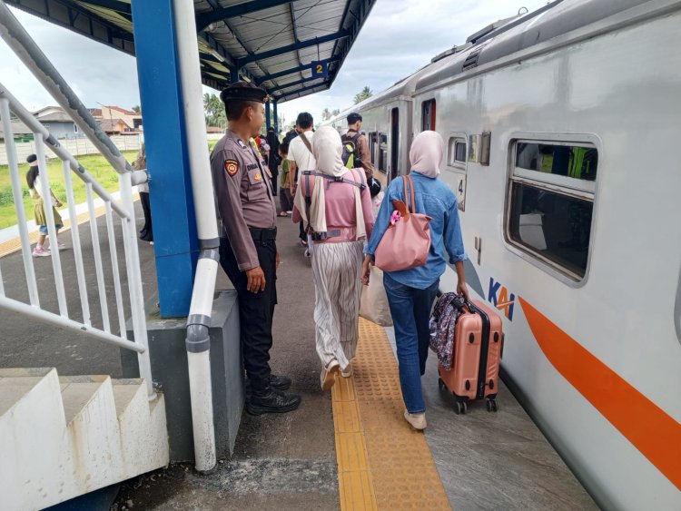 Dalam Rangka Ops Lilin Lodaya 2025, Polsek Cisaat  Intensifkan Pengamanan Stasiun Kereta Api