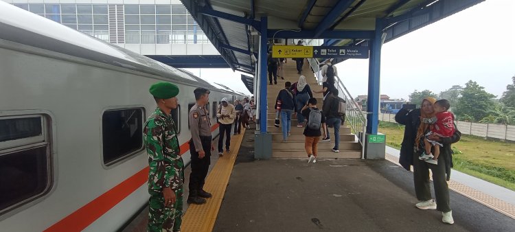 Dalam Rangka Ops Lilin Lodaya 2025, Polsek Cisaat  Intensifkan Pengamanan Stasiun Kereta Api