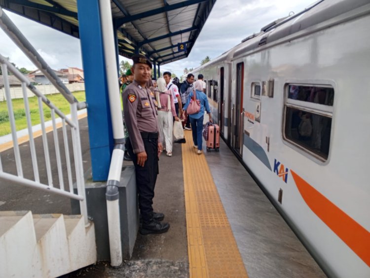 Dalam Rangka Ops Lilin Lodaya 2025, Polsek Cisaat  Intensifkan Pengamanan Stasiun Kereta Api