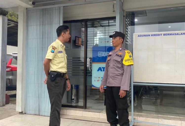 Unit Patroli Polsek Tirtoyudo Laksanakan Dialogis Dengan Security Kantor Bank BRI Tlogosari Guna Menjaga Ketertiban dan Keamanan