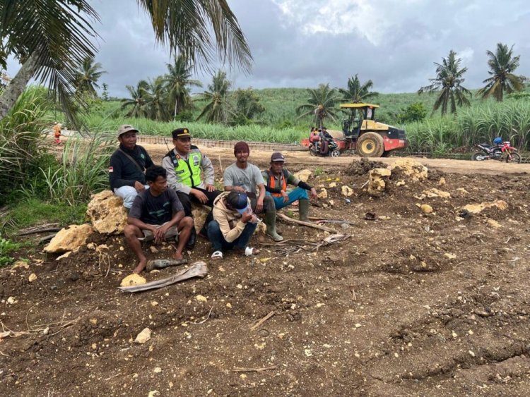 Kapolsek Bantur Berikan Himbauan kepada Petugas Pembangunan Sekolah Rakyat