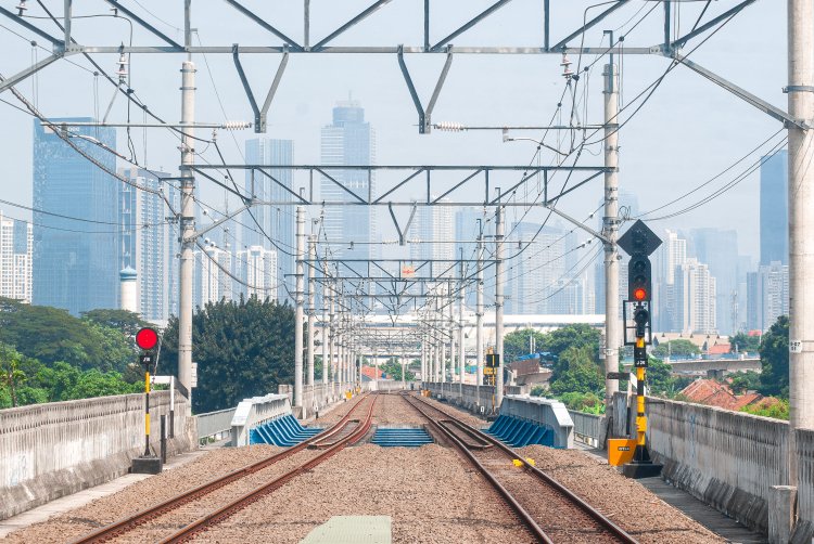 Upaya Pencurian Rel Kereta di Jatinegara Gagal, Pelaku Remaja Kabur Saat Ketahuan