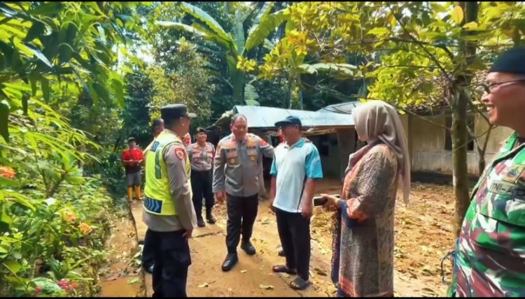 Longsor di Kecamatan Bener Rusak Empat Rumah Warga Kapolres Purworejo Salurkan Bantuan