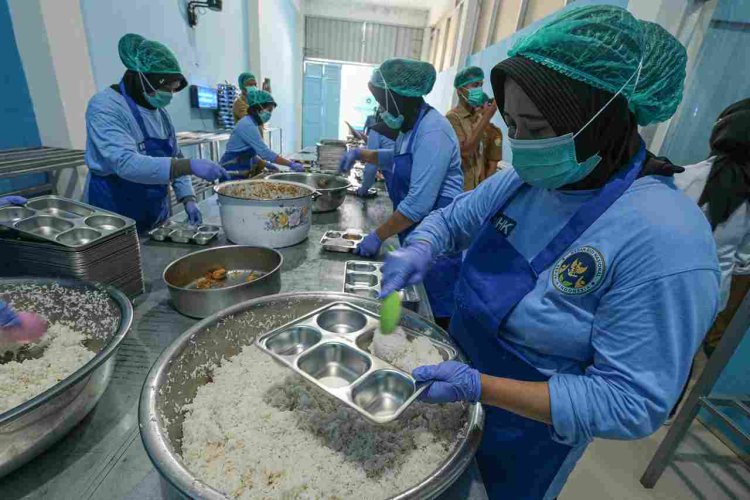 Ekonomi UMSURA Soroti Kebijakan Pengangkatan Pegawai MBG Menjadi PPPK