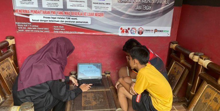 Dua Siswa SMP Tunjukkan Antusiasme Tinggi di Kelas Ms. Word WD SRI Purworejo