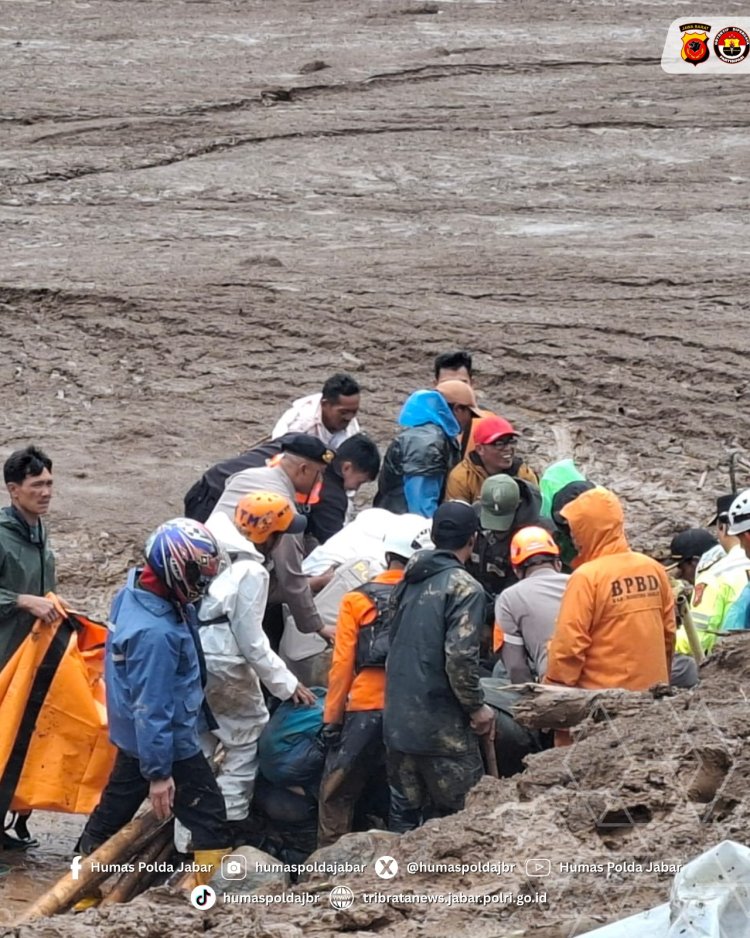 Tim SAR Brimob Polda Jabar Evakuasi Korban  Longsor Di Desa Pasirlangu , Cisarua KBB