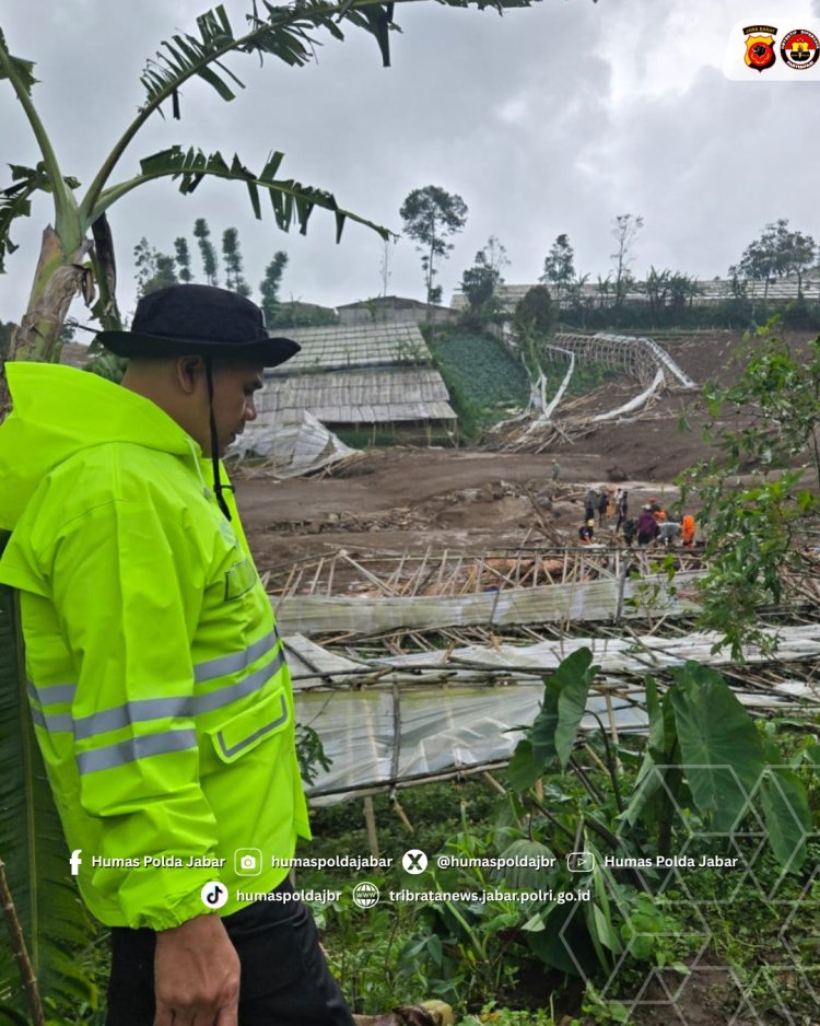 Tim SAR Brimob Polda Jabar Evakuasi Korban  Longsor Di Desa Pasirlangu , Cisarua KBB