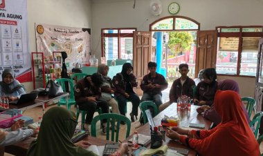 Mahasiswa UM Kenali Warkop Digital dalam Kegiatan Pengabdian di Desa Mulyoarjo