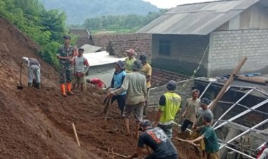 Tebing Longsor di Ngantang Malang merusak sejumlah rumah karena curah hujan yang tinggi