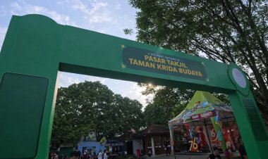 Antusias Warga Malang Padati Pasar Takjil di Taman Krida Budaya