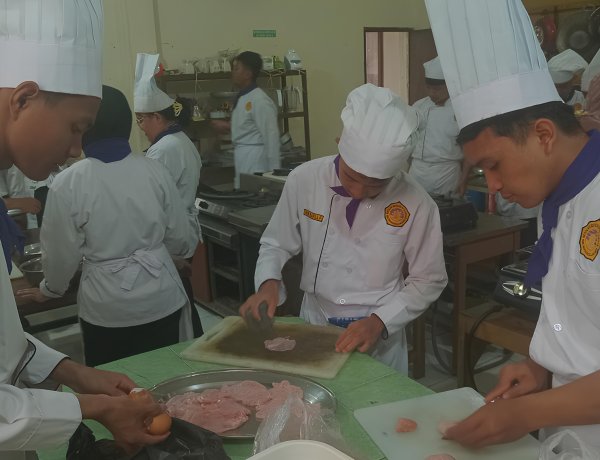 Belajar Masak dengan Aman dan Bersih, Siswa SMK Mahadhika 3 Jakarta Terapkan Kebiasaan Dapur yang Baik