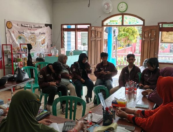 Mahasiswa UM Kenali Warkop Digital dalam Kegiatan Pengabdian di Desa Mulyoarjo