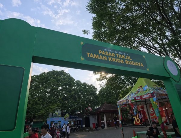 Antusias Warga Malang Padati Pasar Takjil di Taman Krida Budaya