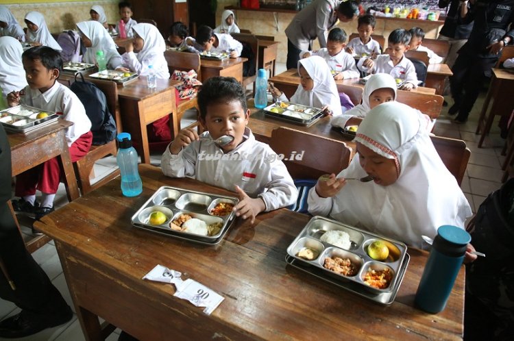 Pemerintah Lanjutkan Program MBG di Bulan Puasa, Menu Disesuaikan untuk Siswa Muslim
