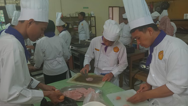 Belajar Masak dengan Aman dan Bersih, Siswa SMK Mahadhika 3 Jakarta Terapkan Kebiasaan Dapur yang Baik
