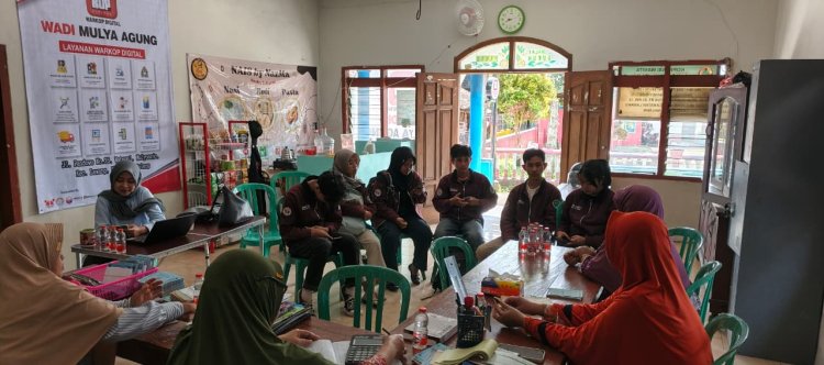 Mahasiswa UM Kenali Warkop Digital dalam Kegiatan Pengabdian di Desa Mulyoarjo