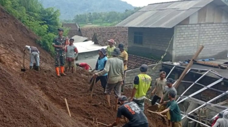 Tebing Longsor di Ngantang Malang merusak sejumlah rumah karena curah hujan yang tinggi