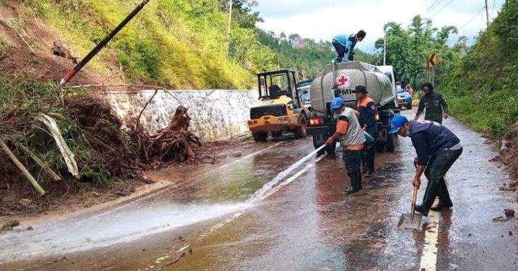 Gangguan Jalur Raya Pujon - Ngantang, Lalu Lintas Diberlakukan Sistem Buka Tutup