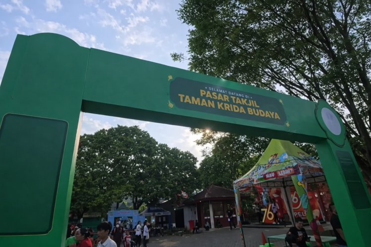 Antusias Warga Malang Padati Pasar Takjil di Taman Krida Budaya