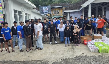 Aremania dan Aremanita Ngantang Bagikan Ratusan Takjil Gratis di Depan SPBU Ngantang