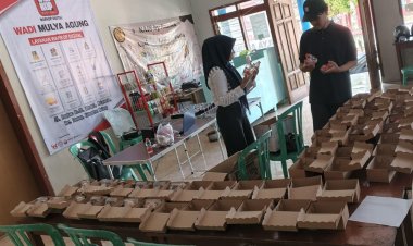 Aksi Berbagi Takjil Warkop Digital Mulya Agung di Bulan Ramadan