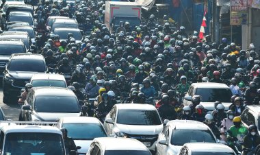 Menjelang Idul Fitri, Lalu Lintas di Jalan Raya Karang Ploso Malang Mulai Padat Merayap