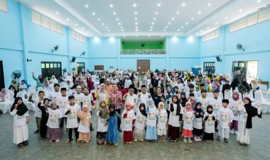 Baznas Kaltim menyalurkan bantuan santunan kepada 200 anak, dengan memberikan tabungan dan juga hadiah souvenir.