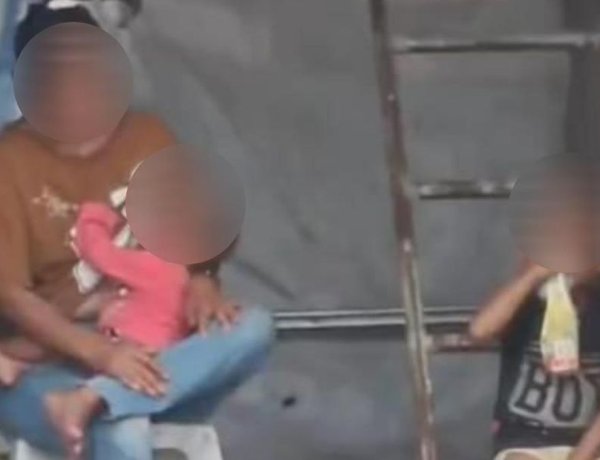 Bikin Miris! Ibu Diduga Ngelem Sambil Gendong Bayi dan Bersama Anak 5 Tahun di Mamuju