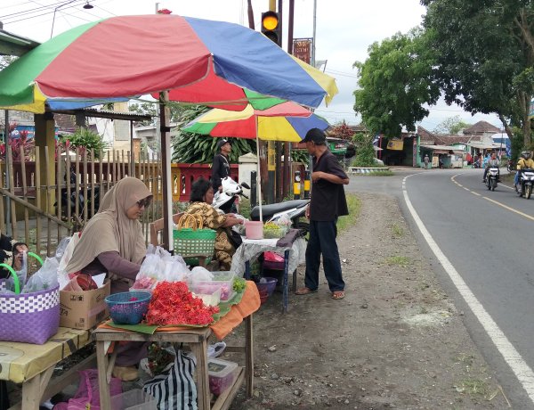 Menjelang Hari Raya Idul Fitri, Pedagang Bunga Tabur Mulai Meramaikan Area Makam Gondanglegi
