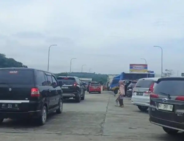 Arus Libur Lebaran 2026, Rest Area Tol Samarinda–Balikpapan Dipadati Pengendara, Antrean Mengular hingga Km 36