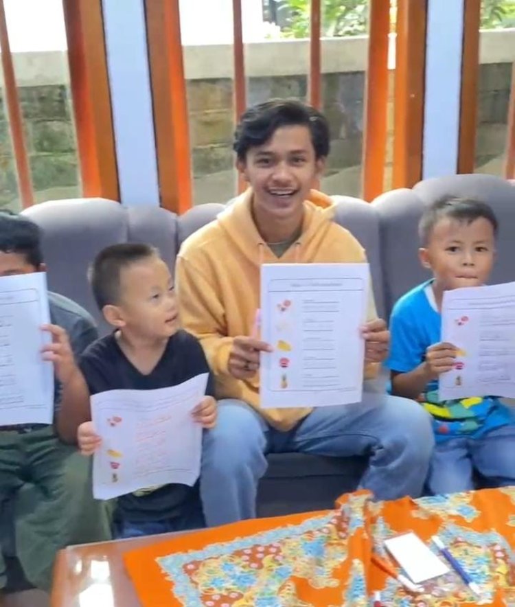 Belajar menulis dan membaca bersama anak-anak di Wadi network Dewi Sartika