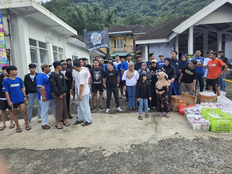 Aremania dan Aremanita Ngantang Bagikan Ratusan Takjil Gratis di Depan SPBU Ngantang