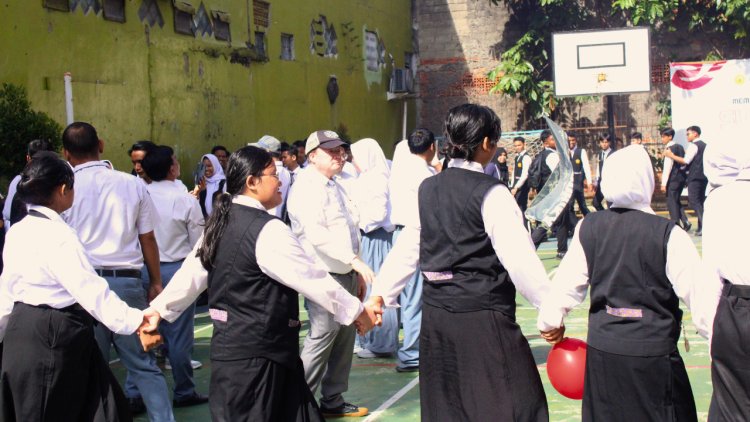 Antara Doa dan Sahabat: Dua Cara Berbeda Siswa Perhotelan Bertahan dari Tekanan Mental