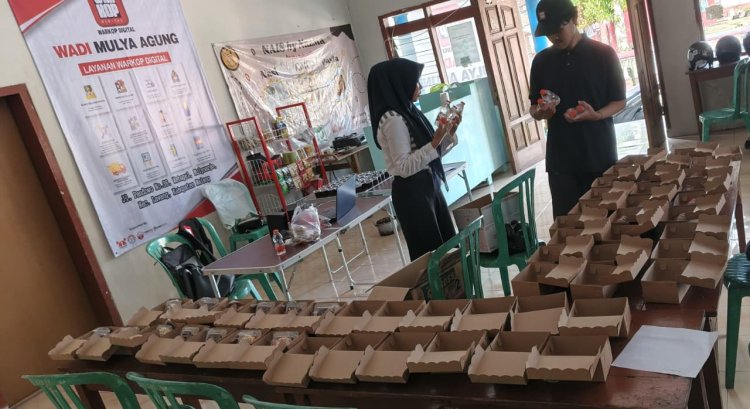 Aksi Berbagi Takjil Warkop Digital Mulya Agung di Bulan Ramadan